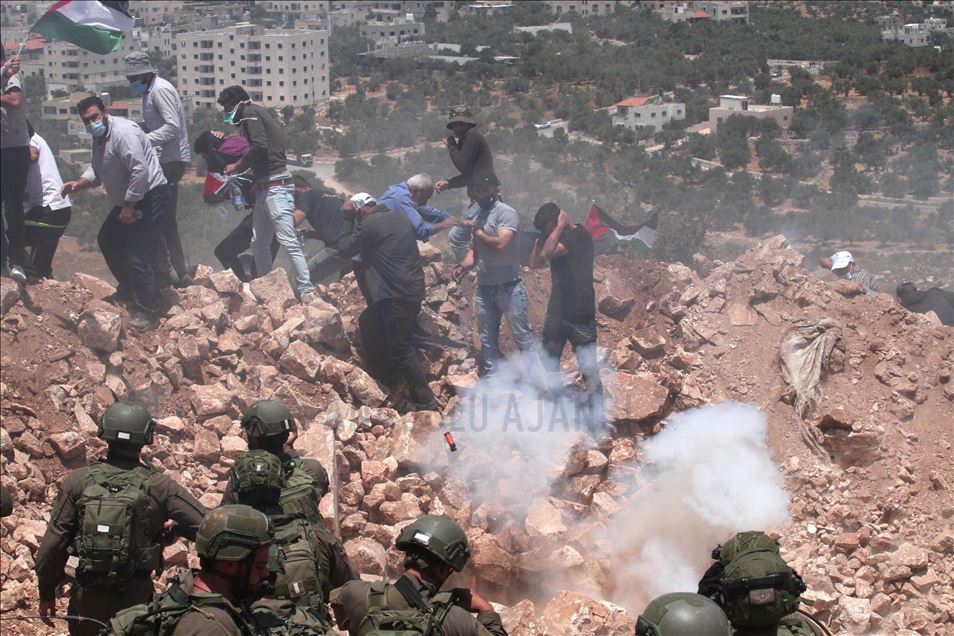 إصابة العشرات إثر تفريق الجيش الإسرائيلي مسيرات بالضفة 