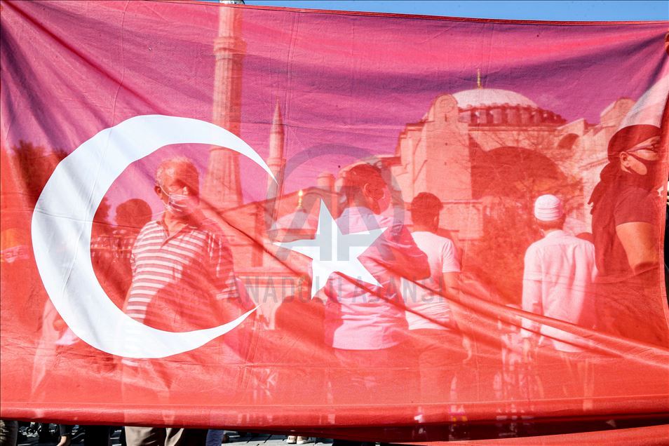 Danıştay 10. Dairesinin "Ayasofya" kararı, Ayasofya Meydanı'nda sevinçle karşılandı