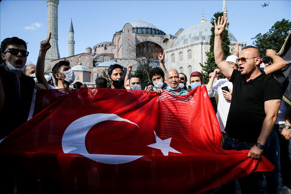 Danıştay 10. Dairesinin "Ayasofya" kararı, Ayasofya Meydanı'nda sevinçle karşılandı