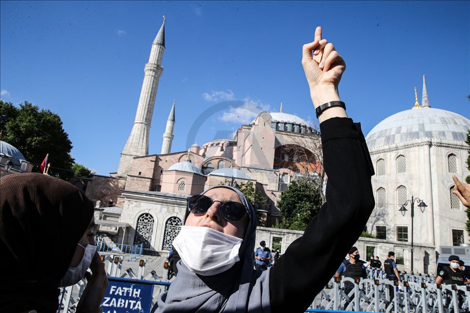 Danıştay 10. Dairesinin "Ayasofya" kararı, Ayasofya Meydanı'nda sevinçle karşılandı