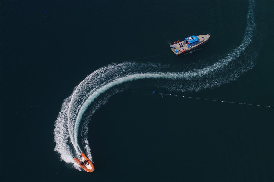 Konyaaltı Plajı'nda tatilcilere denizden 3 dilde "sosyal mesafe" uyarısı