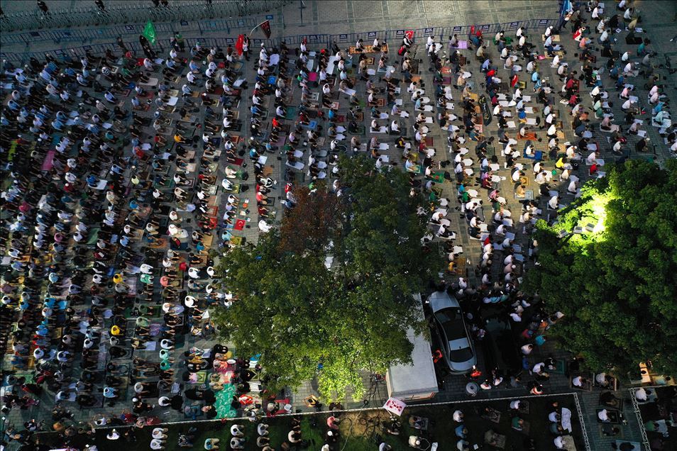 Ayasofya Meydanı'nda akşam namazı kılındı