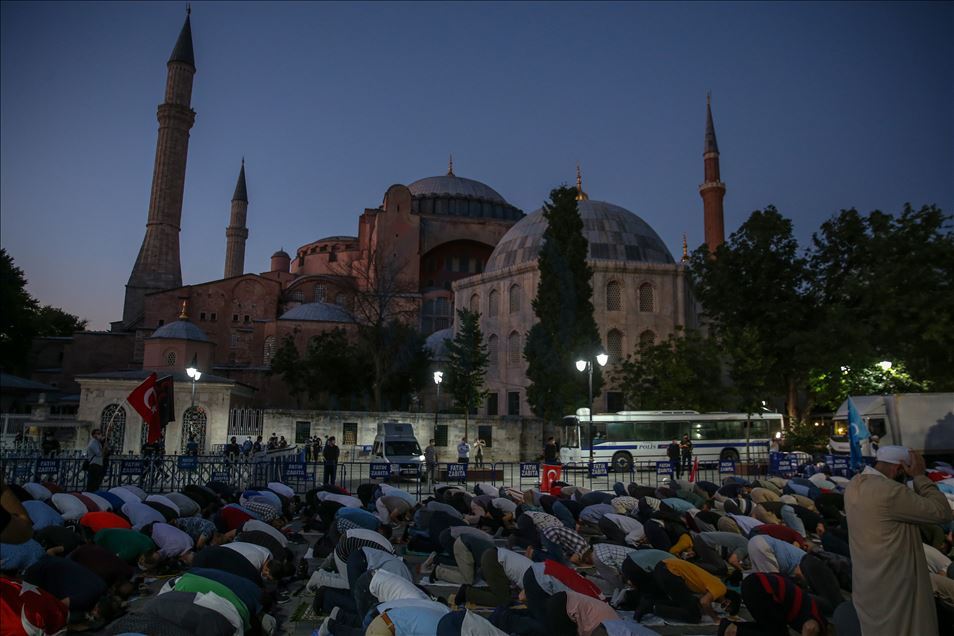 Ayasofya Meydanı'nda akşam namazı kılındı