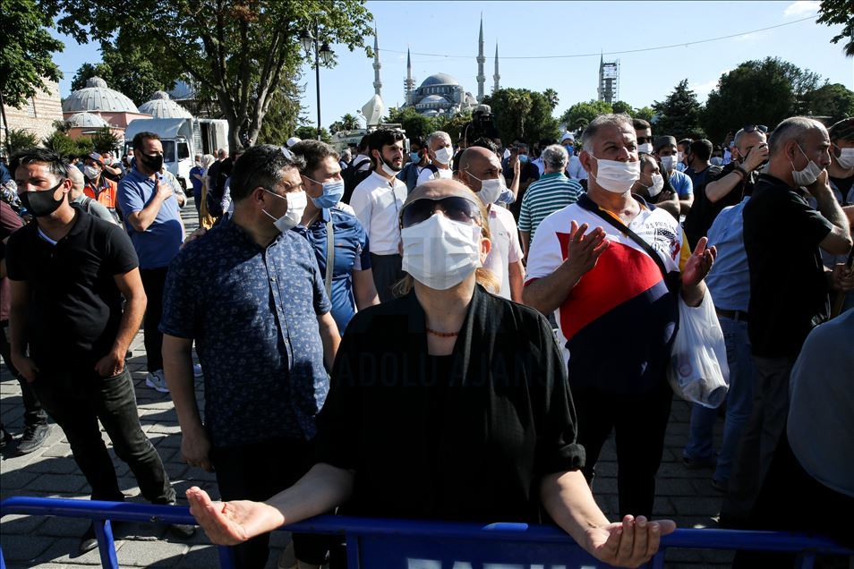 Danıştay 10. Dairesinin "Ayasofya" kararı, Ayasofya Meydanı'nda sevinçle karşılandı