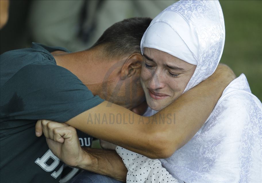 Yarın defnedilecek Srebrenitsa kurbanlarının tabutları Potoçari Anıt Mezarlığı'na taşındı