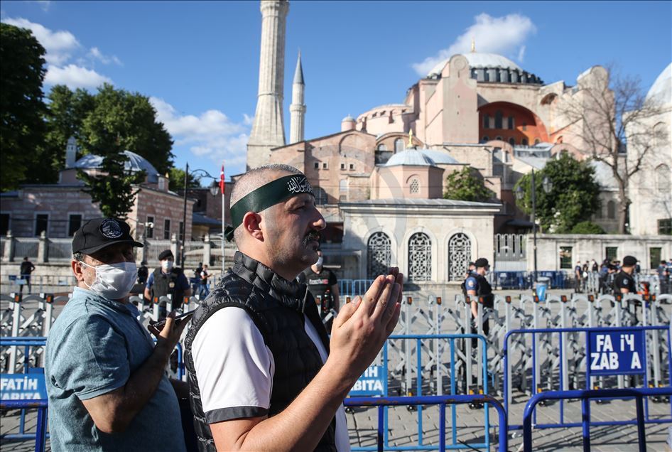 Ayasofya önünde sevinç gösterileri