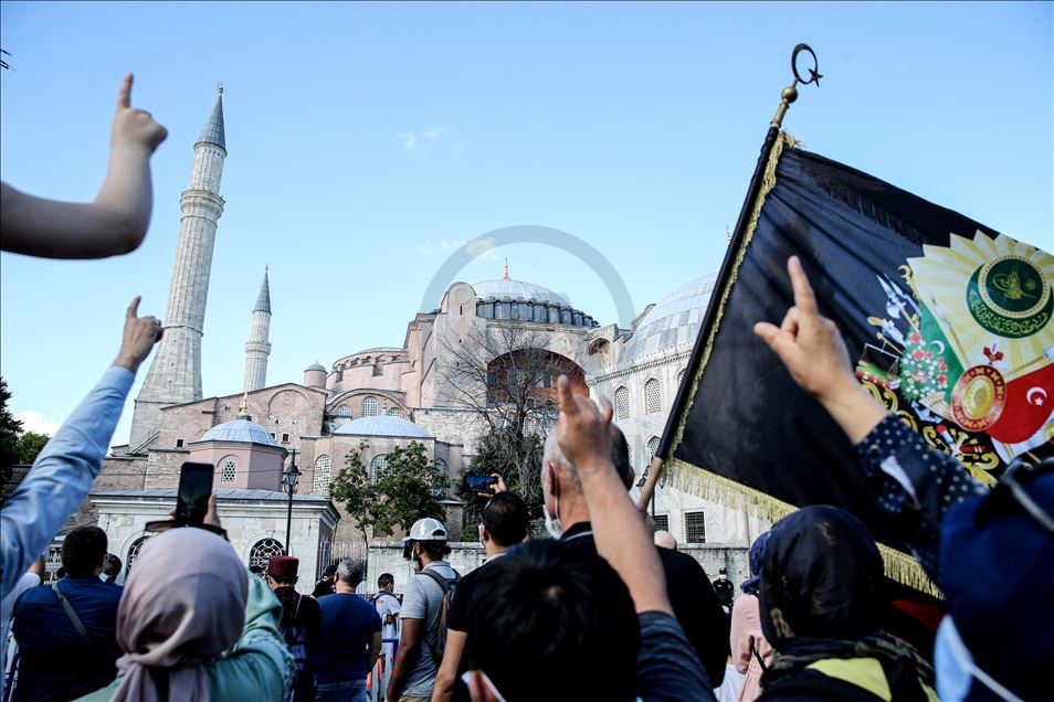 Danıştay 10. Dairesinin "Ayasofya" kararı, Ayasofya Meydanı'nda sevinçle karşılandı