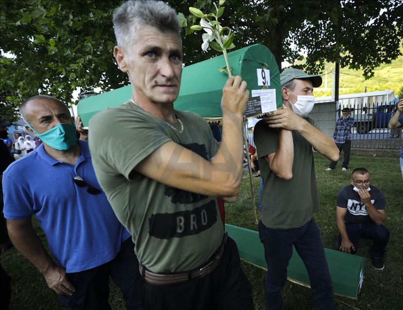 Yarın defnedilecek Srebrenitsa kurbanlarının tabutları Potoçari Anıt Mezarlığı'na taşındı