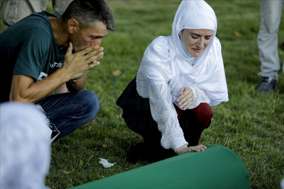 Yarın defnedilecek Srebrenitsa kurbanlarının tabutları Potoçari Anıt Mezarlığı'na taşındı