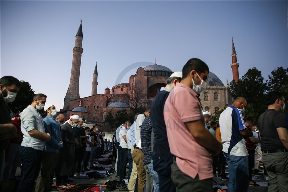 Ayasofya Meydanı'nda akşam namazı kılındı