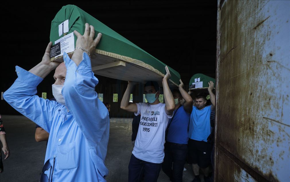 Yarın defnedilecek Srebrenitsa kurbanlarının tabutları Potoçari Anıt Mezarlığı'na taşındı