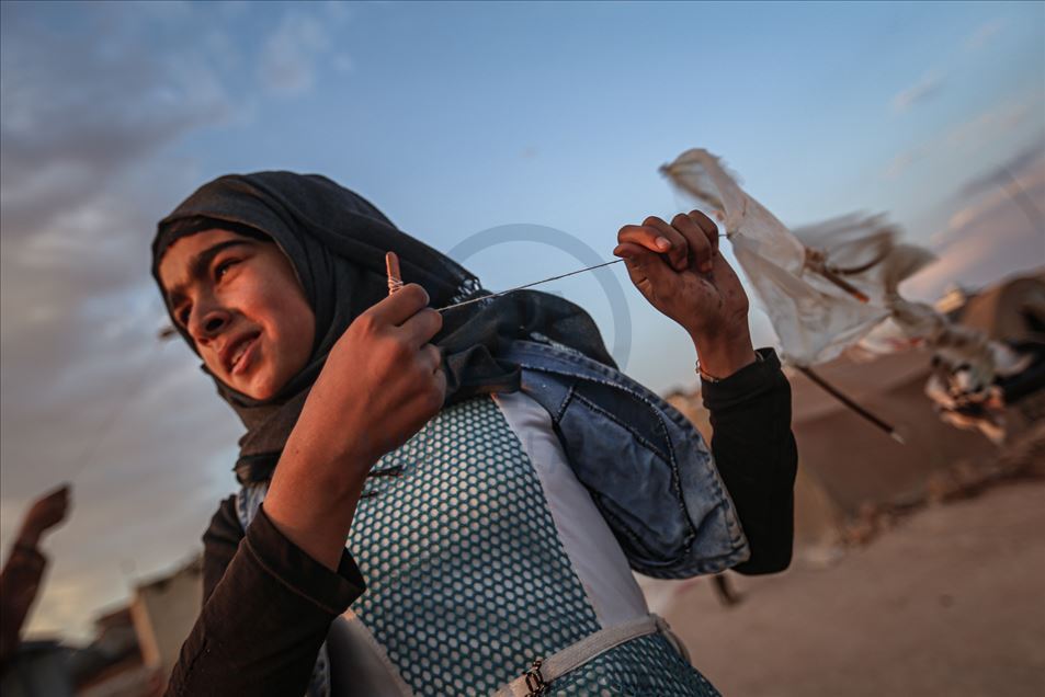 Evento de cometas para niños en los campos de refugiados de Idlib, Siria