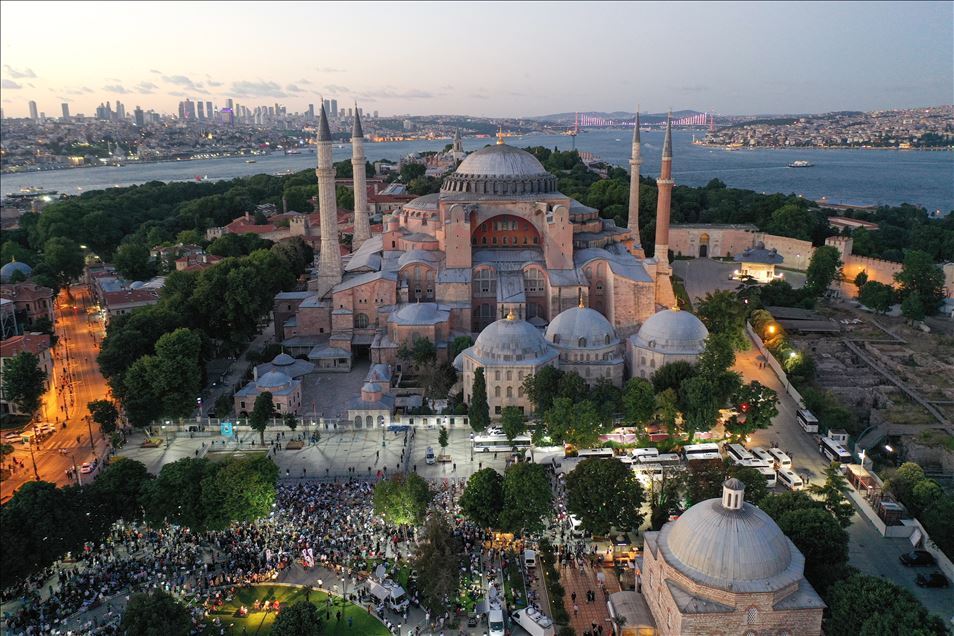 Ayasofya Meydanı'nda akşam namazı kılındı