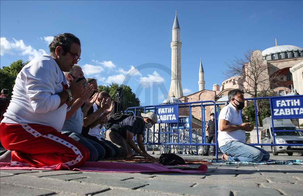 Ayasofya önünde sevinç gösterileri