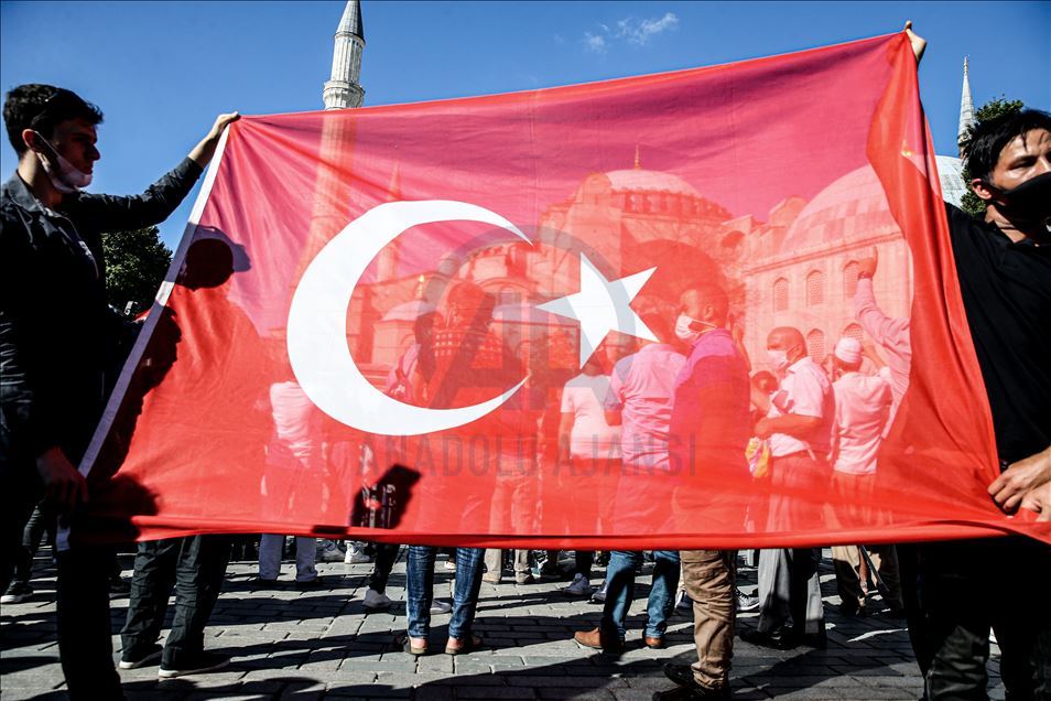 Danıştay 10. Dairesinin "Ayasofya" kararı, Ayasofya Meydanı'nda sevinçle karşılandı