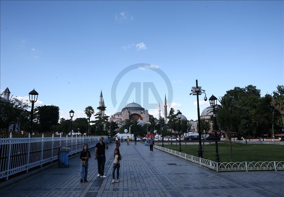 Ayasofya önünde sevinç gösterileri
