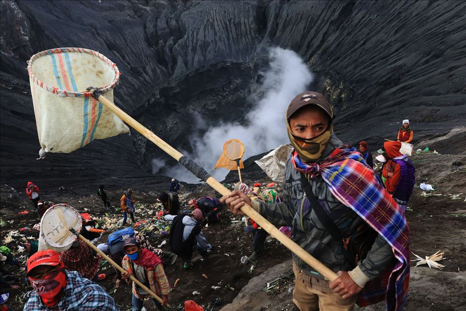 Endonezyalı Hindu kabilesi Yadnya Kasada Festivali için Bromo Dağı'na tırmandı