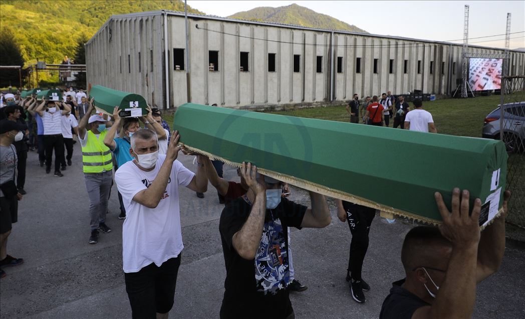 Yarın defnedilecek Srebrenitsa kurbanlarının tabutları Potoçari Anıt Mezarlığı'na taşındı