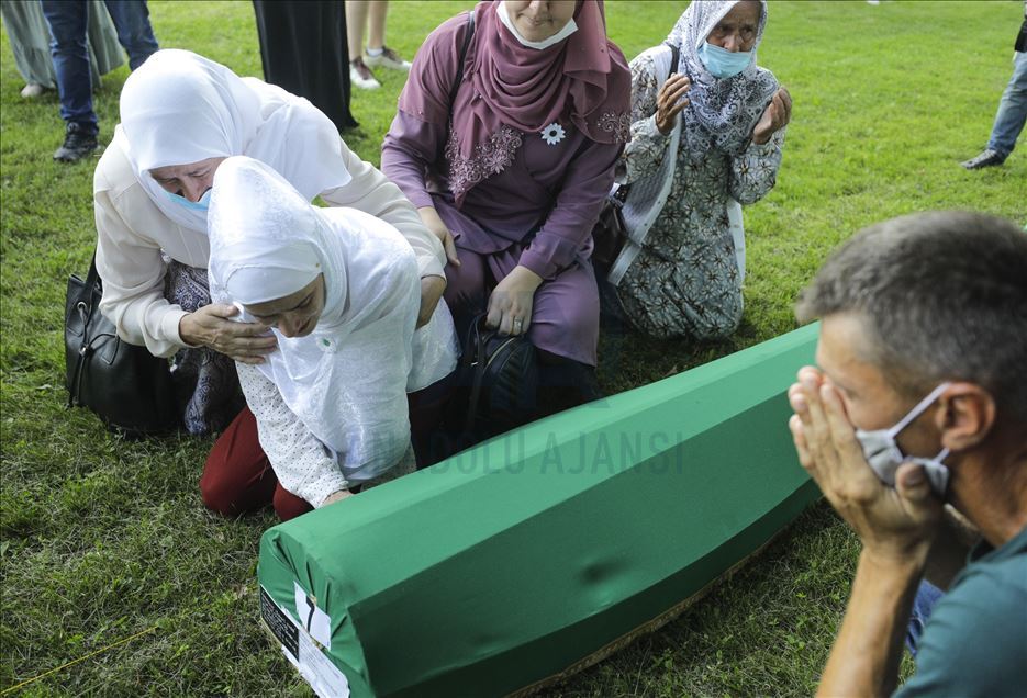 Yarın defnedilecek Srebrenitsa kurbanlarının tabutları Potoçari Anıt Mezarlığı'na taşındı