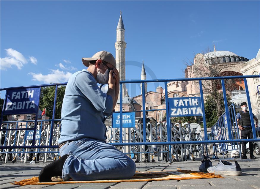 Ayasofya önünde sevinç gösterileri