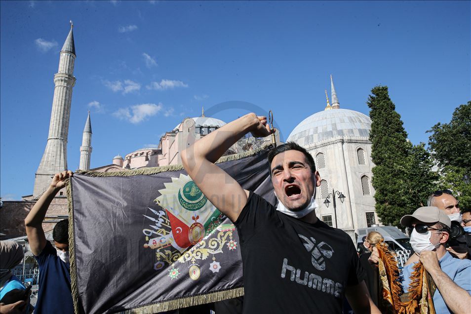 Danıştay 10. Dairesinin "Ayasofya" kararı, Ayasofya Meydanı'nda sevinçle karşılandı