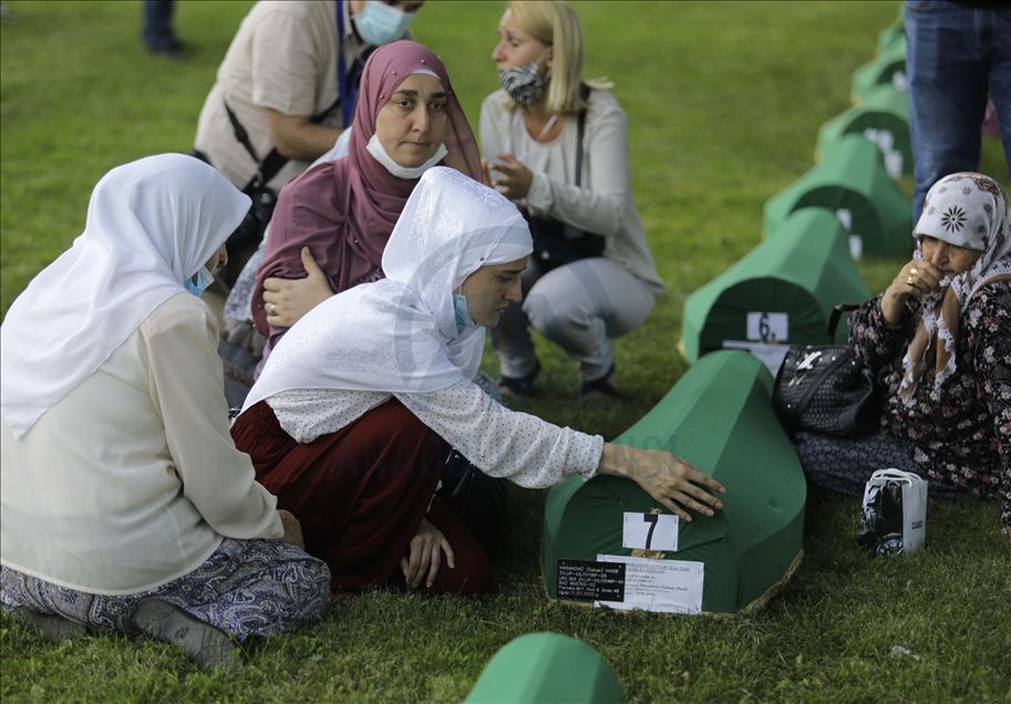 Yarın defnedilecek Srebrenitsa kurbanlarının tabutları Potoçari Anıt Mezarlığı'na taşındı