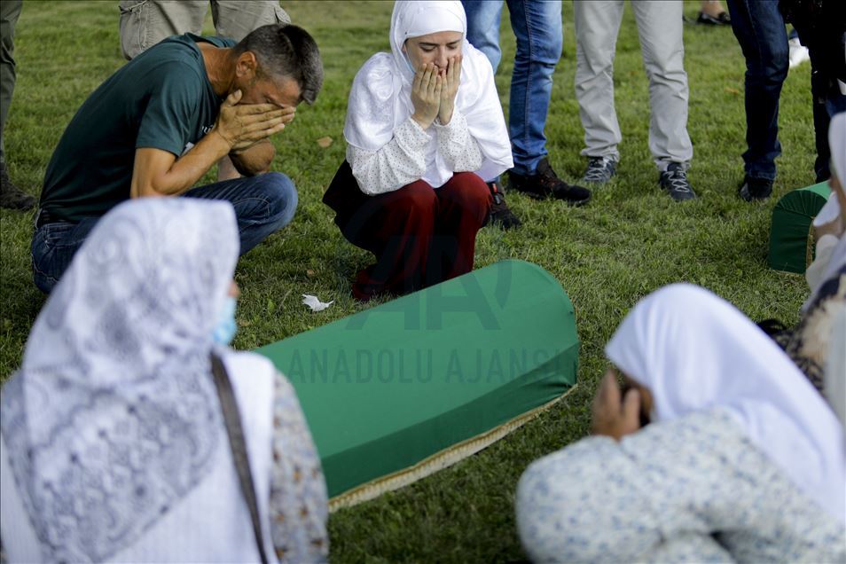 Yarın defnedilecek Srebrenitsa kurbanlarının tabutları Potoçari Anıt Mezarlığı'na taşındı