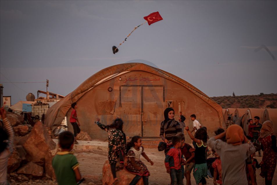 Evento de cometas para niños en los campos de refugiados de Idlib, Siria