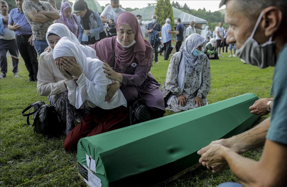 Yarın defnedilecek Srebrenitsa kurbanlarının tabutları Potoçari Anıt Mezarlığı'na taşındı