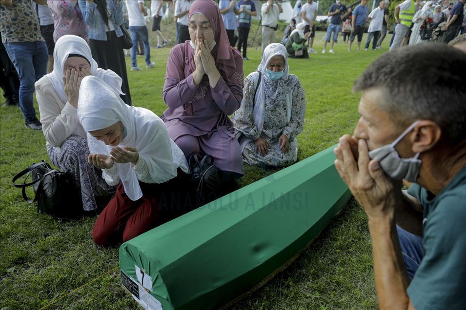 Yarın defnedilecek Srebrenitsa kurbanlarının tabutları Potoçari Anıt Mezarlığı'na taşındı