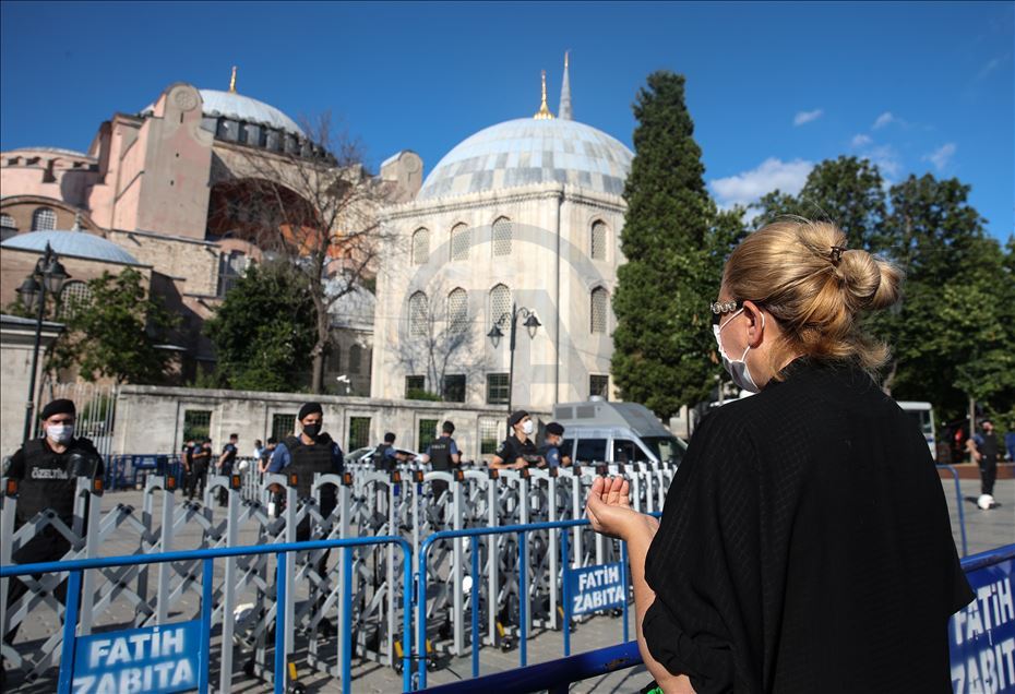 Ayasofya önünde sevinç gösterileri