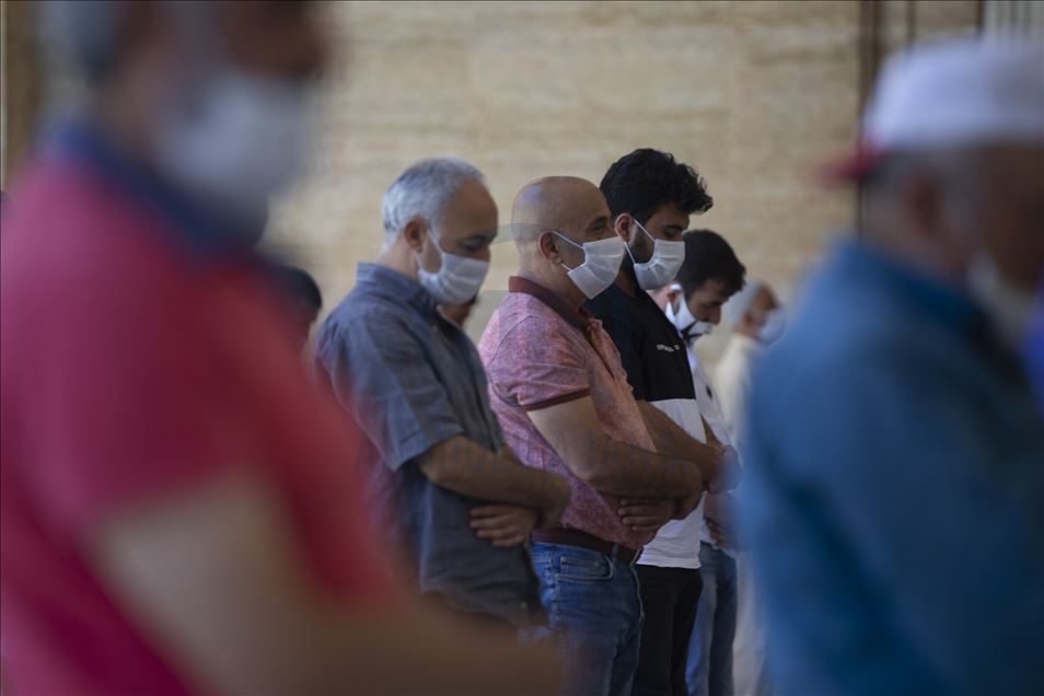 Selimiye Camisi'nde sosyal mesafeye uyularak cuma namazı kılındı