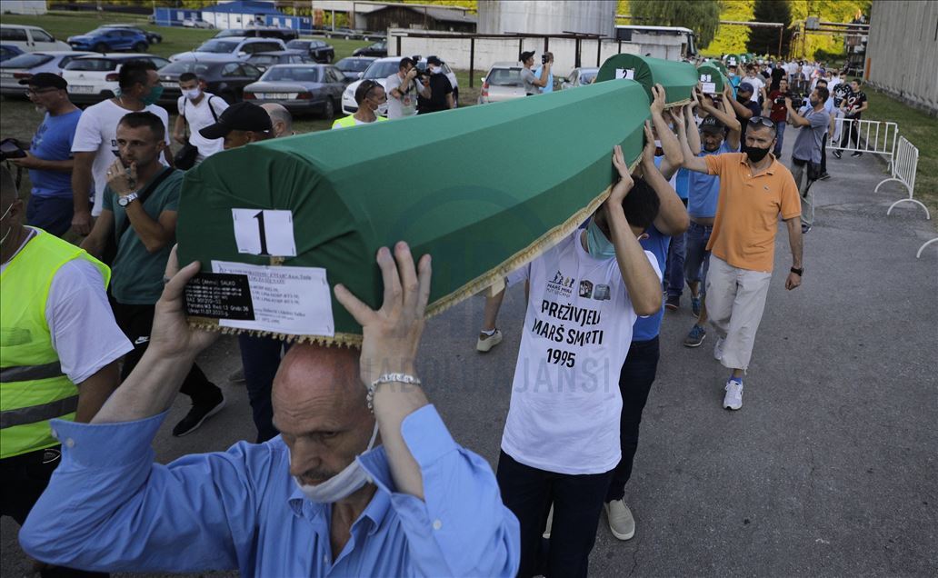 Yarın defnedilecek Srebrenitsa kurbanlarının tabutları Potoçari Anıt Mezarlığı'na taşındı