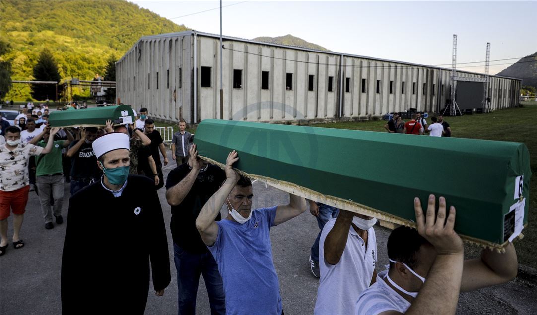 Yarın defnedilecek Srebrenitsa kurbanlarının tabutları Potoçari Anıt Mezarlığı'na taşındı