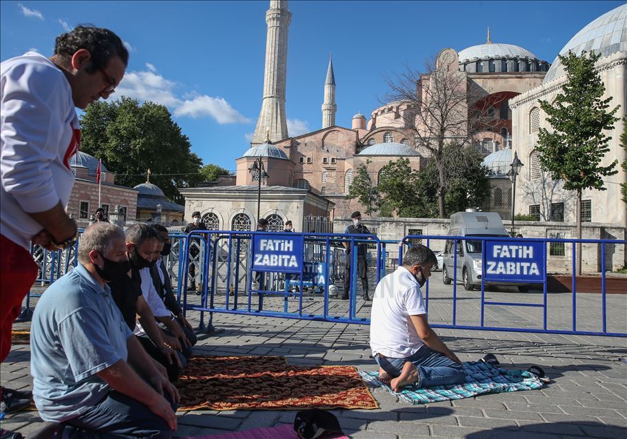Ayasofya önünde sevinç gösterileri