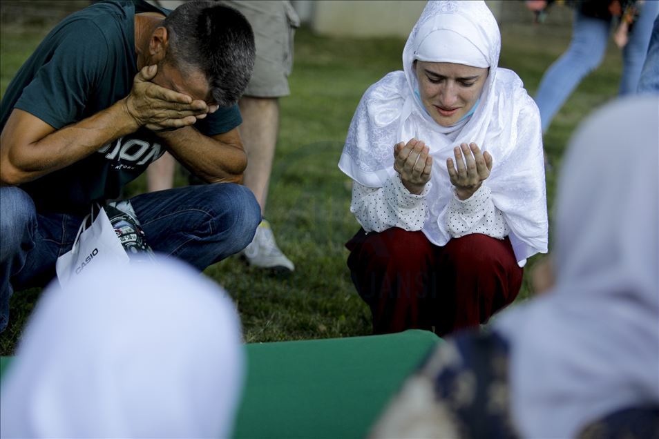 Yarın defnedilecek Srebrenitsa kurbanlarının tabutları Potoçari Anıt Mezarlığı'na taşındı