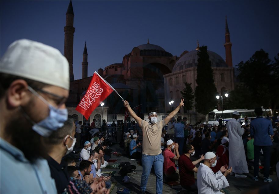 Ayasofya Meydanı'nda akşam namazı kılındı