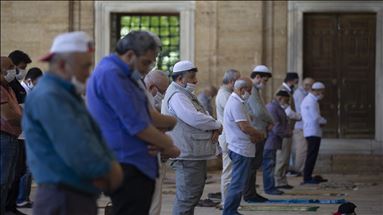 Selimiye Camisi'nde sosyal mesafeye uyularak cuma namazı kılındı