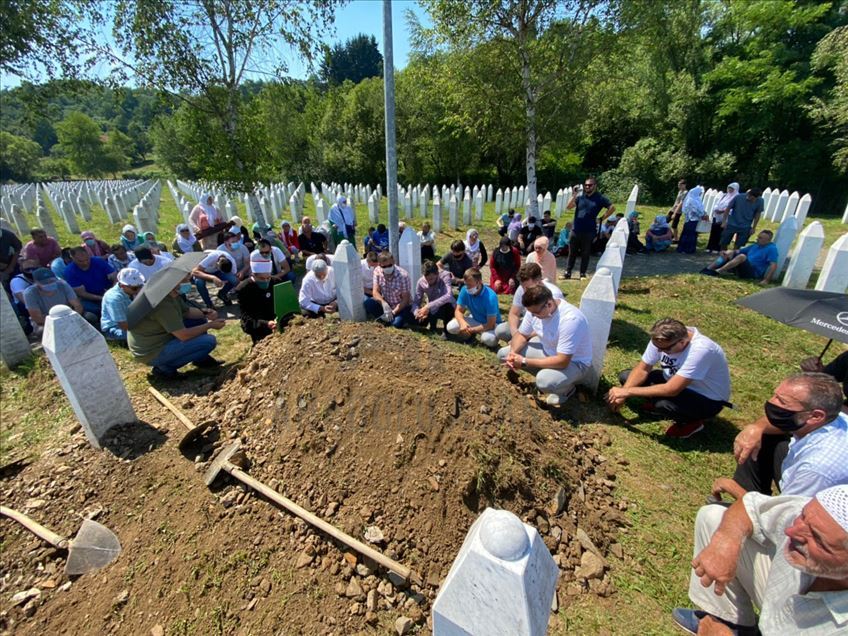 Srebrenitsa Soykırımı'nın 9 kurbanı daha toprağa verildi
