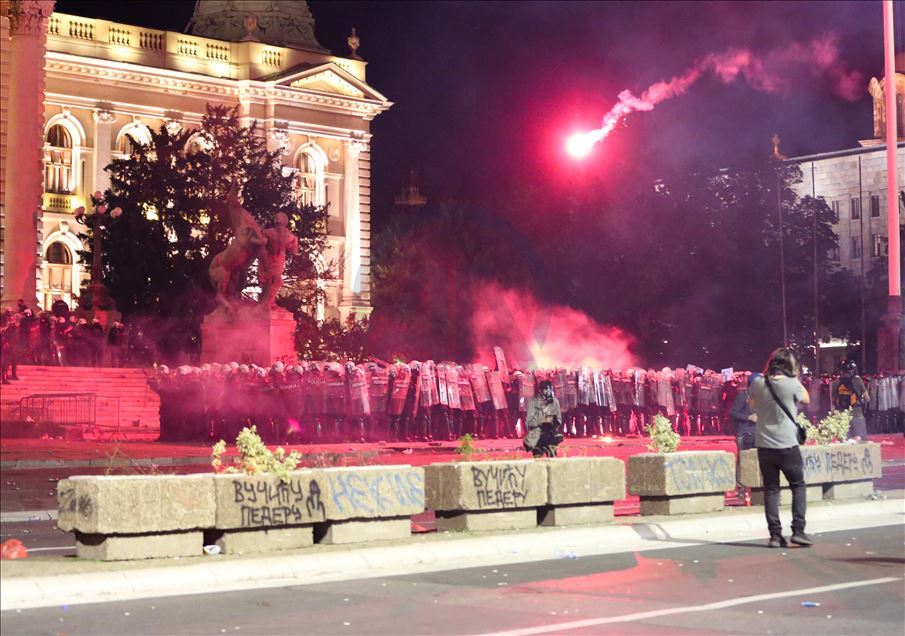Sırbistan'da salgın tedbirlerinin tetiklediği protestolar, olaylı hükümet karşıtı gösterilere evrildi
