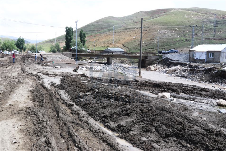Erzurum ve Ağrı'da hasara neden olan selin izleri siliniyor
