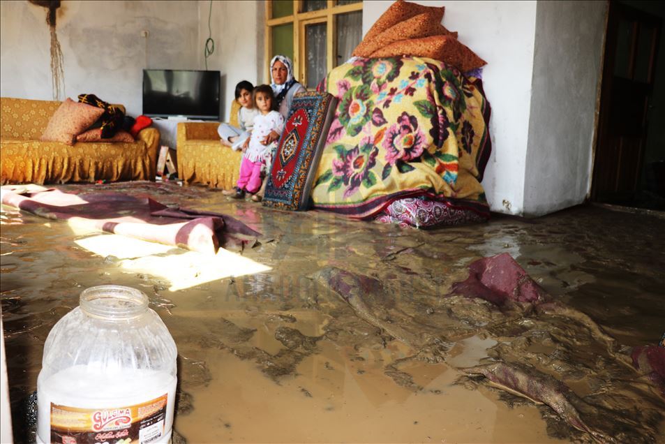 Erzurum ve Ağrı'da hasara neden olan selin izleri siliniyor
