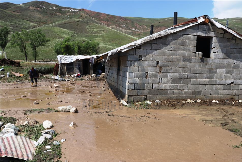 Erzurum ve Ağrı'da hasara neden olan selin izleri siliniyor

