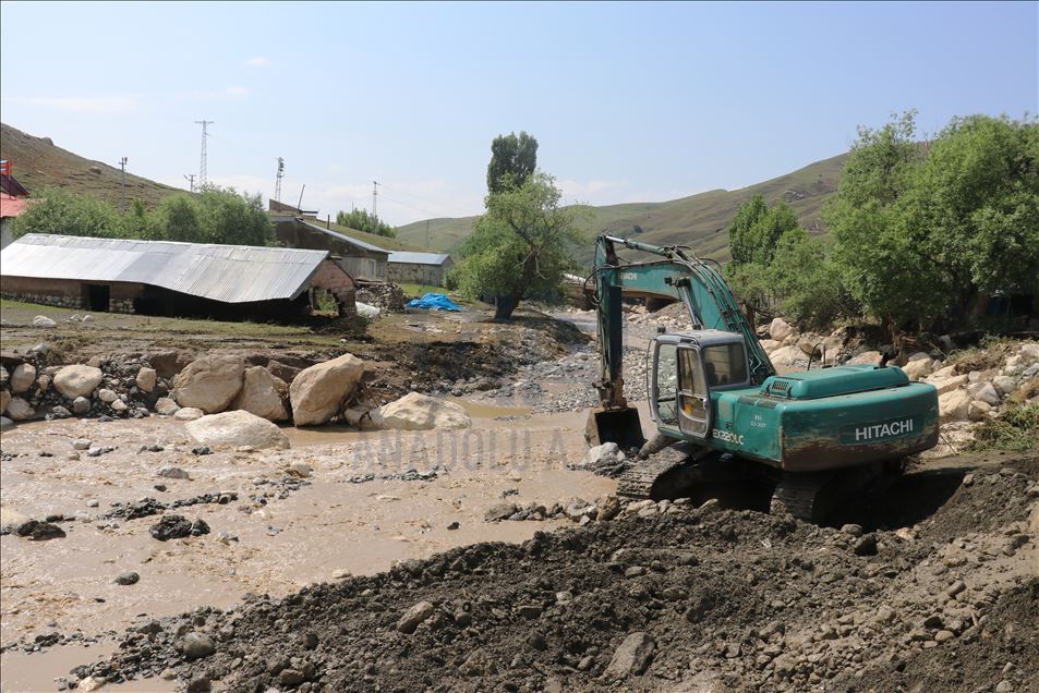 Erzurum ve Ağrı'da hasara neden olan selin izleri siliniyor
