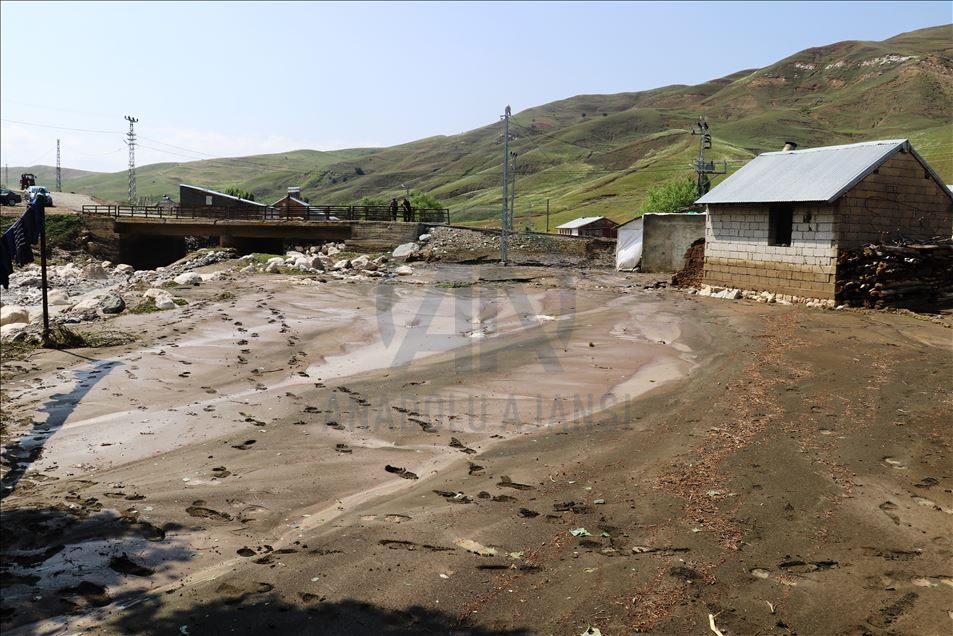 Erzurum ve Ağrı'da hasara neden olan selin izleri siliniyor
