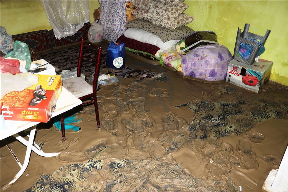 Erzurum ve Ağrı'da hasara neden olan selin izleri siliniyor
