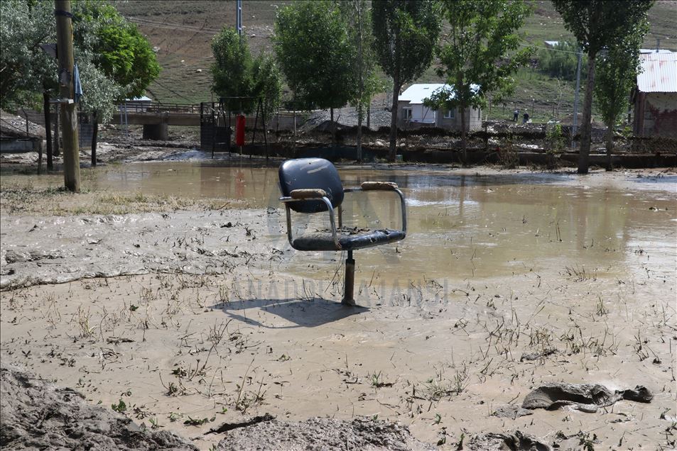 Erzurum ve Ağrı'da hasara neden olan selin izleri siliniyor
