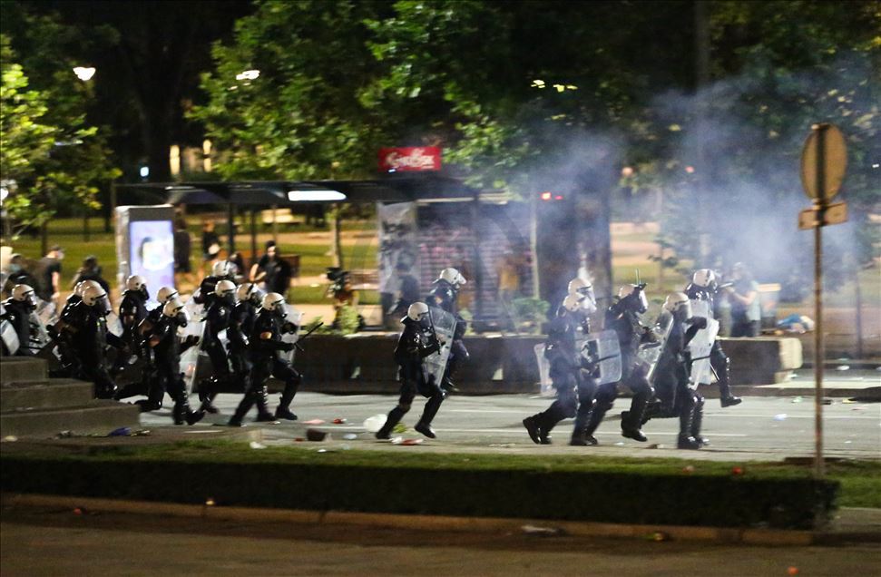 Sırbistan'da salgın tedbirlerinin tetiklediği protestolar, olaylı hükümet karşıtı gösterilere evrildi
