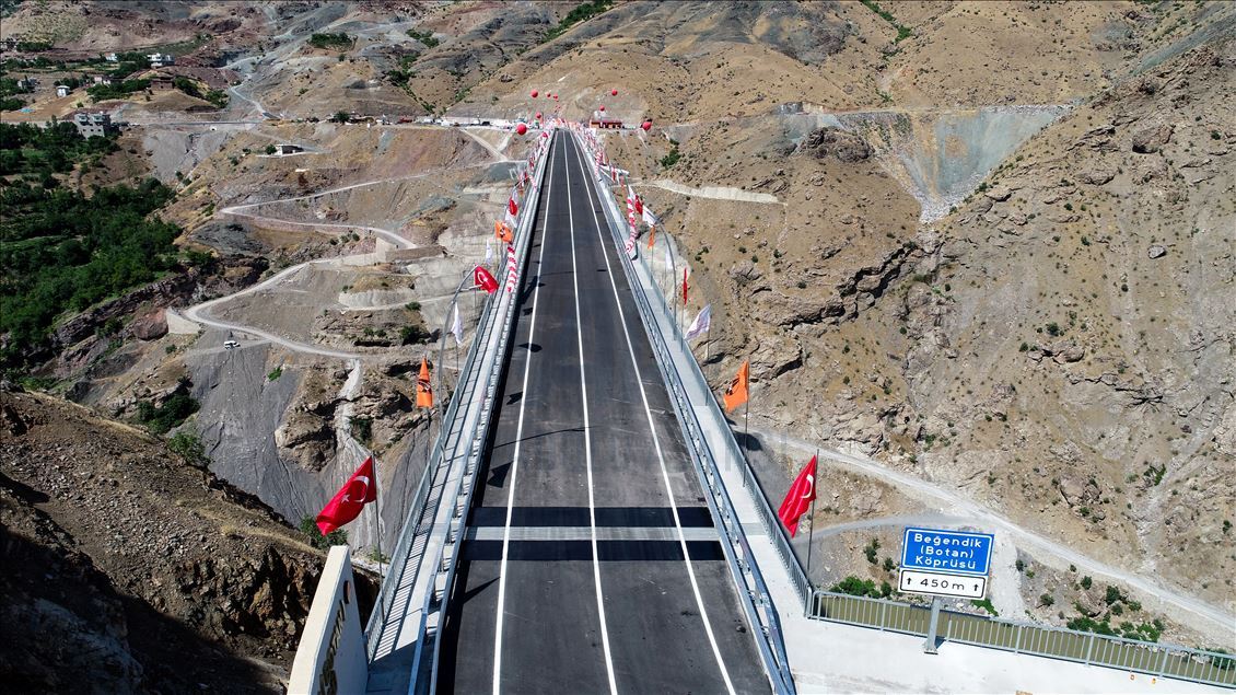 Güneydoğu'yu Doğu'ya bağlayacak Beğendik Köprüsü ulaşıma açıldı
