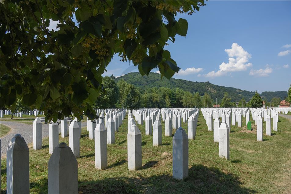 Nakon kolektivne dženaze u Potočarima: Bijeli nišani ostali u tišini da svjedoče o strahotama genocida